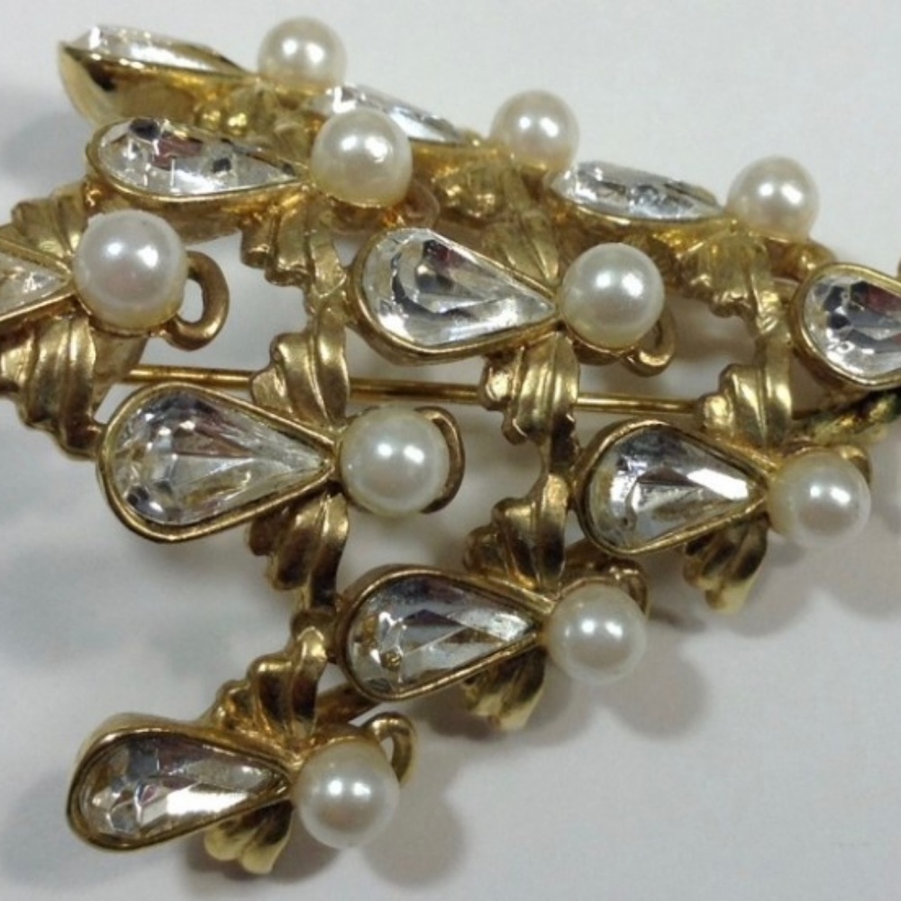 BW Rhinestone/Pearl Angel Christmas Tree Pin - Picture 2 of 4
